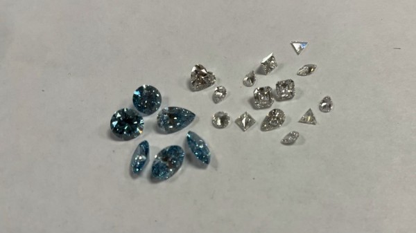 Сотрудник авиакомпании из ОАЭ перевозил бриллианты в трусах