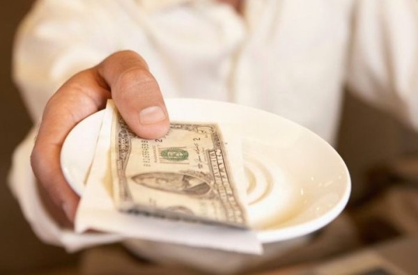 Итальянец оставил щедрые чаевые в 500 евро, но официант попросил еще и отчитал клиента