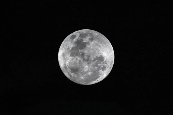 Ночью можно было увидеть осетровую луну. Как она выглядела