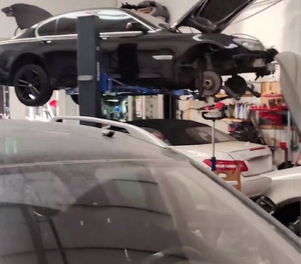 Белорусы в Испании организовали нелегальную автомастерскую. Туда пришла полиция
