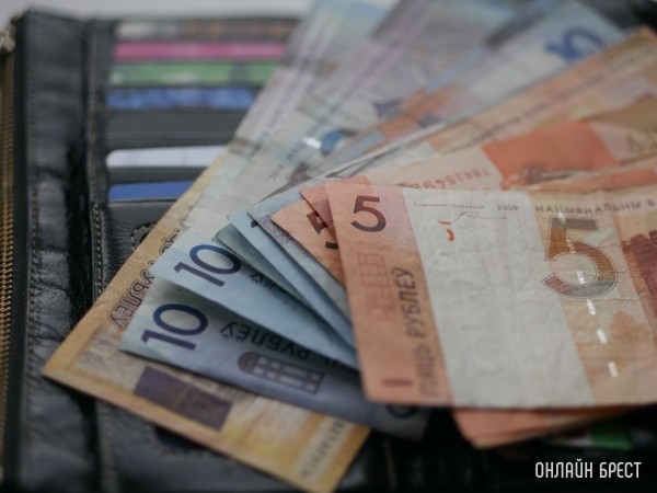 Зарплата большинства белорусов составляет от одной до двух тысяч рублей