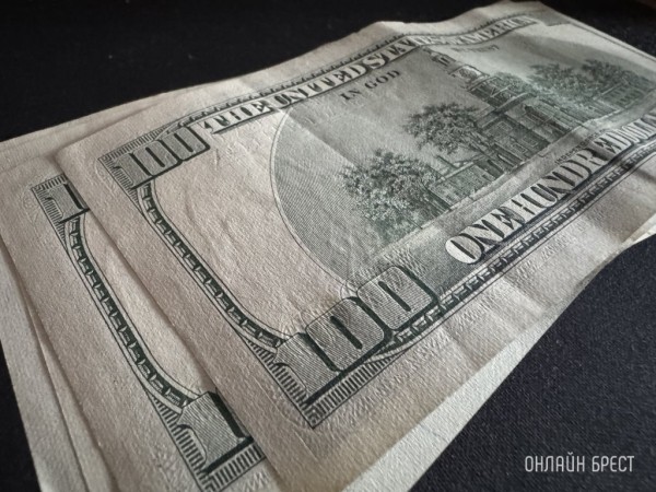 Белорусские банки продают доллары по заниженной стоимости. Что случилось?