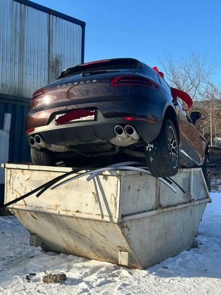 Мужчина выбросил Porsche в мусор. Это был подарок для жены, но он ей не понравился